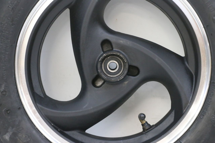 photo de ARO DIANTEIRO E PNEU JM MOTORS SANTANA EVO 50 (2024 - 2026) - Detalhes característicos