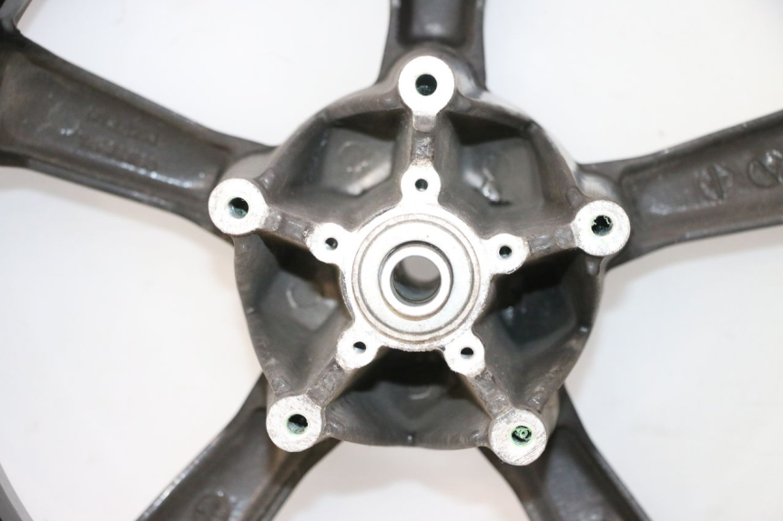 photo de ARO DIANTEIRO E PNEU PEUGEOT SATELIS 125 (2013 - 2018) - Detalhes característicos