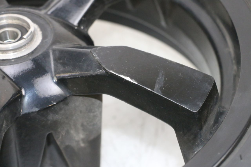 photo de ARO DIANTEIRO E PNEU PEUGEOT SATELIS 125 (2013 - 2018) - Pontos de fixação