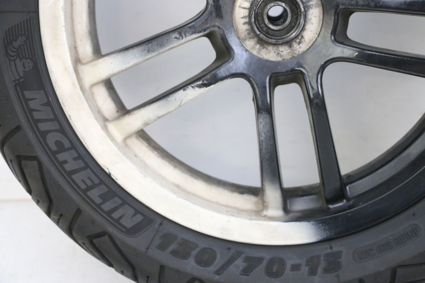 photo de ARO DIANTEIRO E PNEU PEUGEOT SPEEDFIGHT 4 4T EFI 50 (2021 - 2025) - Detalhes característicos