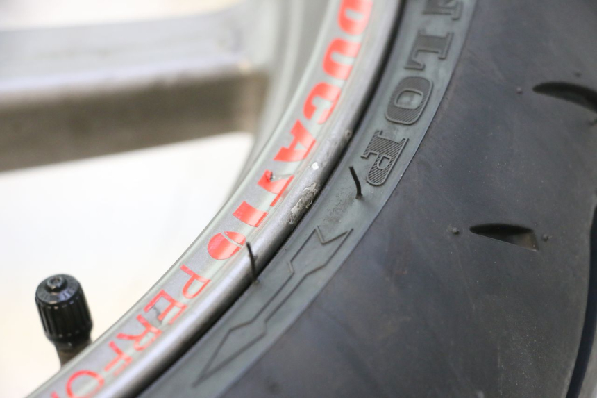 photo de ARO DIANTEIRO E PNEU DUCATI SS IE DS CARENEE 1000 (2002 - 2006) - Detalhe da peça