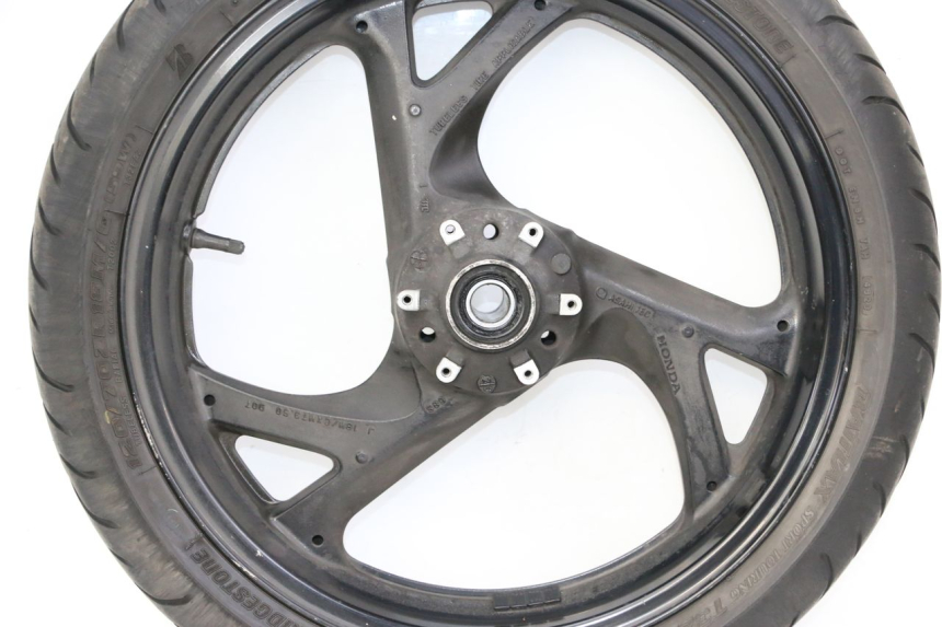 photo de ARO DIANTEIRO E PNEU HONDA ST PAN EUROPEAN 1300 (2002 - 2013) - Detalhes característicos