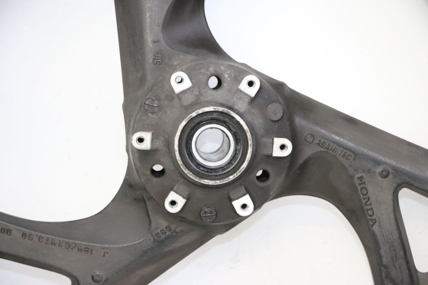 photo de ARO DIANTEIRO E PNEU HONDA ST PAN EUROPEAN 1300 (2002 - 2013) - Vista de perto
