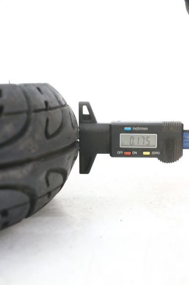 photo de ARO DIANTEIRO E PNEU PEUGEOT V-CLIC VCLIC 50 (2007 - 2013) - Pontos de fixação