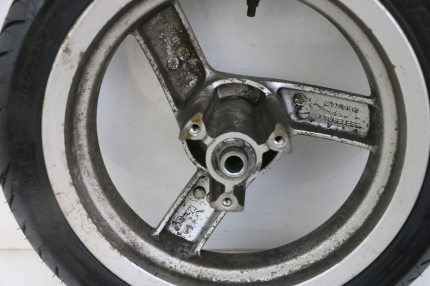 photo de ARO DIANTEIRO E PNEU PEUGEOT VIVACITY NEW 2T 50 (2008 - 2017) - Detalhes característicos