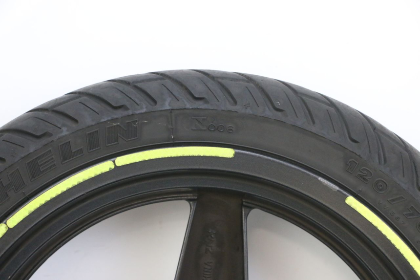 photo de ARO DIANTEIRO E PNEU YAMAHA XMAX X-MAX 125 (2006 - 2009) - Vista de perto