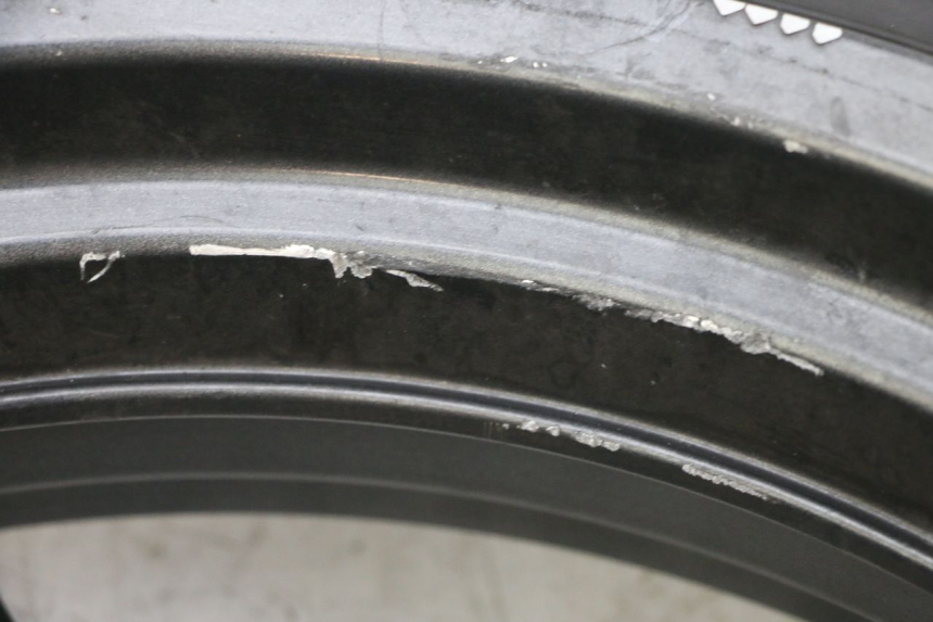 photo de ARO DIANTEIRO E PNEU YAMAHA XMAX X-MAX 125 (2006 - 2009) - Zoom do estado de desgaste