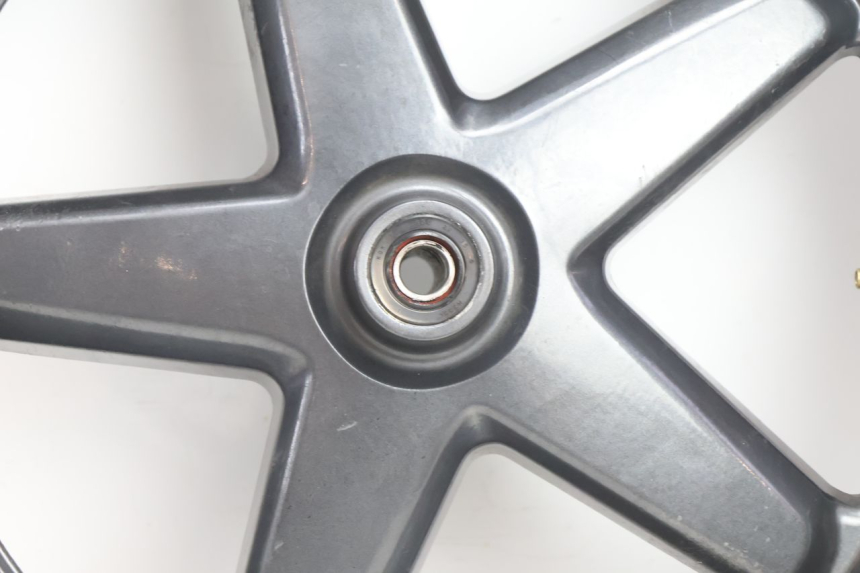 photo de ARO DIANTEIRO E PNEU YAMAHA X-MAX XMAX 125 (2010 - 2013) - Outro ângulo de visão