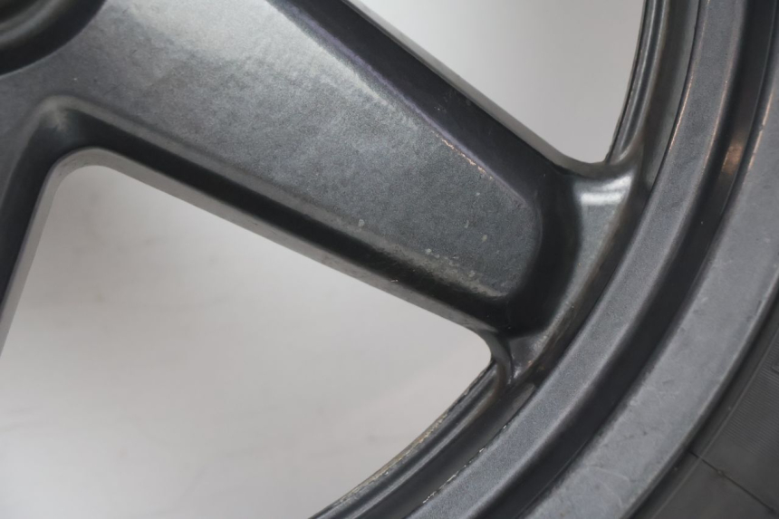 photo de ARO DIANTEIRO E PNEU YAMAHA X-MAX XMAX 125 (2010 - 2013) - Estado da superfície