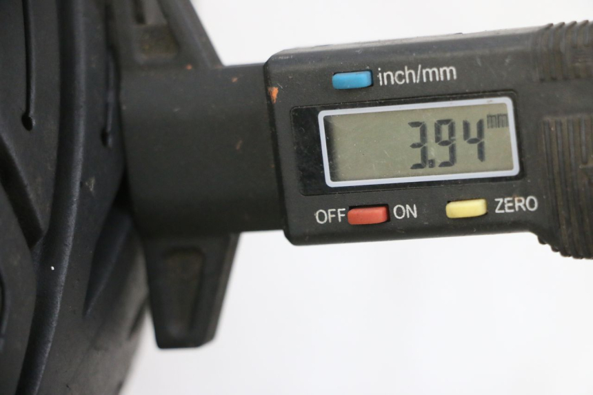 photo de ARO DIANTEIRO E PNEU PIAGGIO XEVO - X EVO 125 (2007 - 2017) - Zoom do estado de desgaste