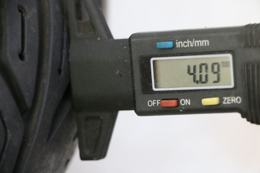 photo de ARO DIANTEIRO E PNEU YAMAHA YP MAJESTY 125 (2007 - 2010) - Zoom do estado de desgaste