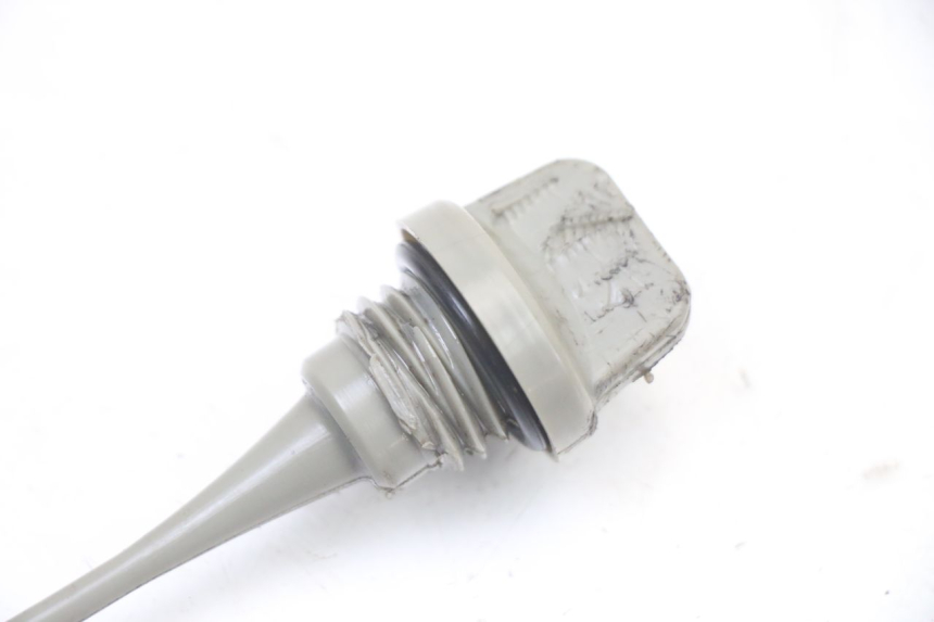 photo de MEDIDOR DE ÓLEO DO MOTOR YAMAHA PW 80 (1983 - 2014) - Detalhe da peça
