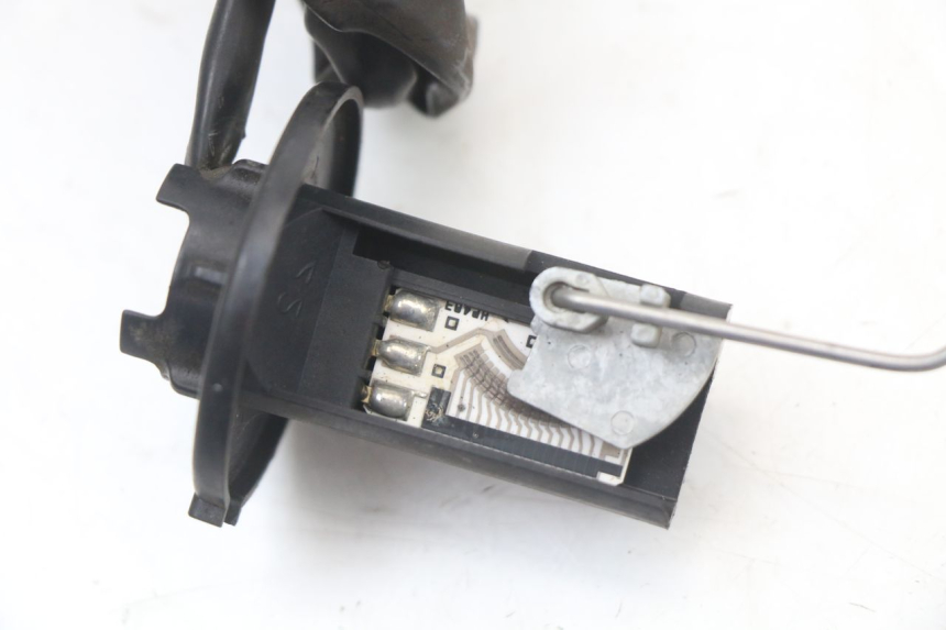 photo de MEDIDOR DE COMBUSTÍVEL DO TANQUE HONDA FES PANTHEON 2T 125 (1998 - 2002) - Outro ângulo de visão
