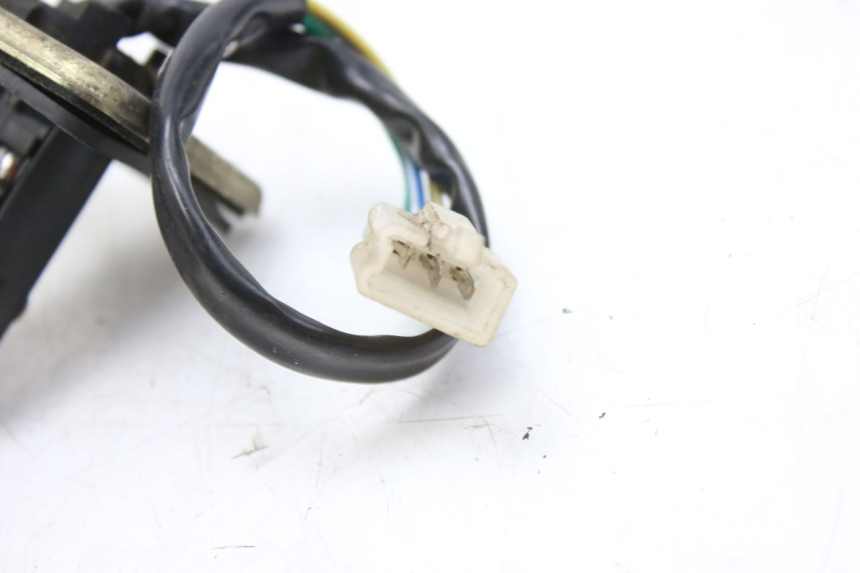 photo de MEDIDOR DE COMBUSTÍVEL DO TANQUE PEUGEOT V-CLIC VCLIC 50 (2007 - 2013) - Pontos de fixação