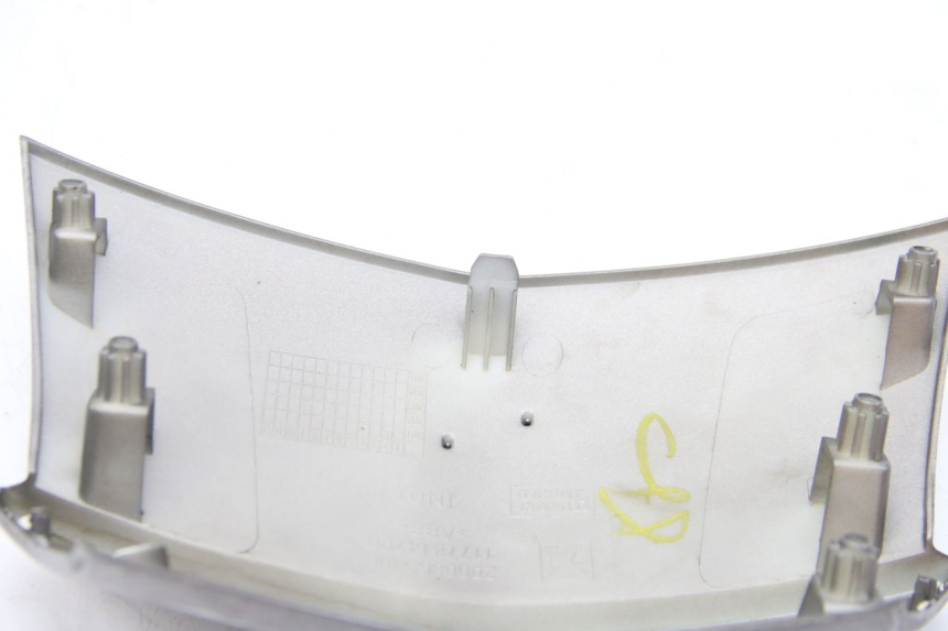 photo de JUNÇÃO DO CARENAGEM TRASEIRO PEUGEOT CITYSTAR 125 (2011 - 2017) - Pontos de fixação