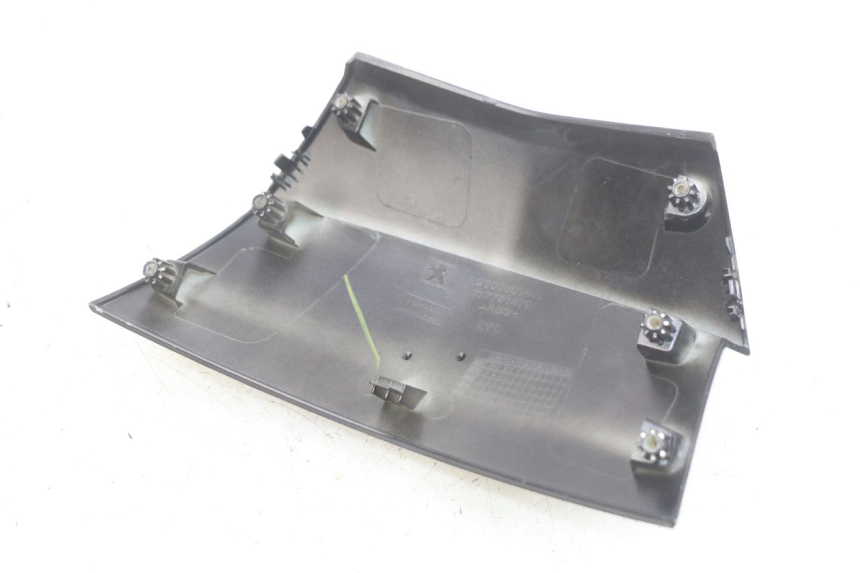 photo de JUNÇÃO DO CARENAGEM TRASEIRO PEUGEOT CITYSTAR 125 (2011 - 2017) - Detalhe da peça