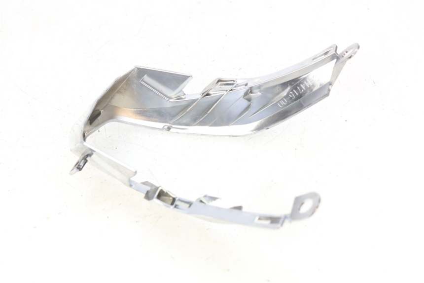photo de JUNÇÃO DO CARENAGEM TRASEIRO YAMAHA D'ELIGHT DELIGHT 115 (2013 - 2017) - Detalhe da peça