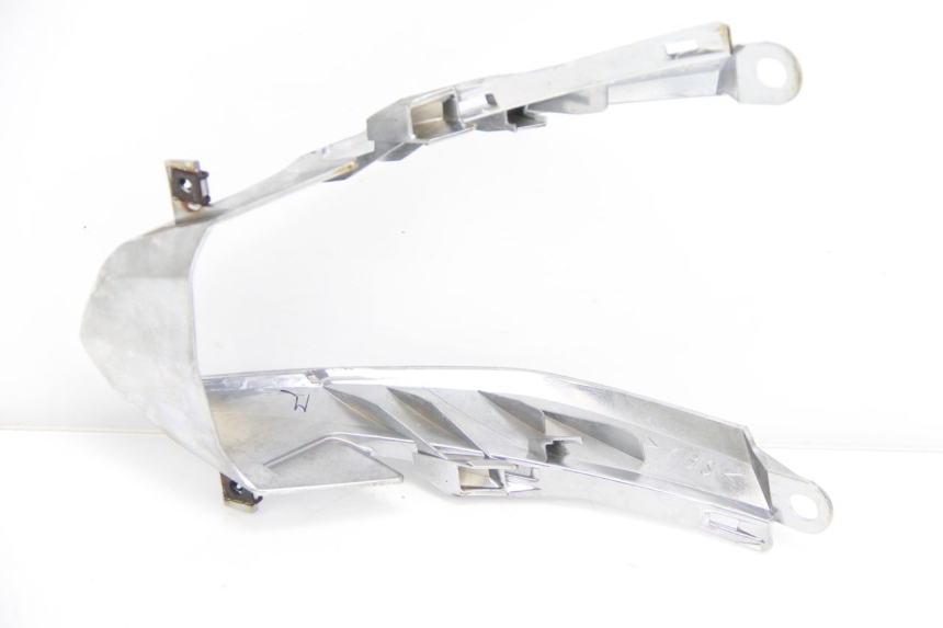photo de JUNÇÃO DO CARENAGEM TRASEIRO MBK FLIPPER 115 (2013 - 2017) - Detalhe da peça