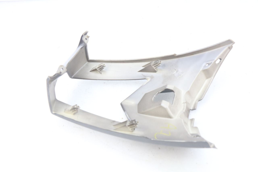 photo de JUNÇÃO DO CARENAGEM TRASEIRO PEUGEOT GEOPOLIS 400 (2007 - 2013) - Detalhe da peça