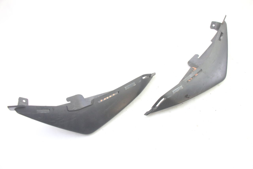 photo de JUNÇÃO DO CARENAGEM TRASEIRO SUZUKI GSR 750 (2011 - 2017) - Outro ângulo de visão