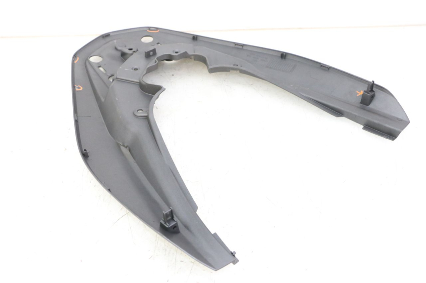 photo de JUNÇÃO DO CARENAGEM TRASEIRO HONDA PCX (JF57/JF64) 125 (2014 - 2018) - Detalhe da peça