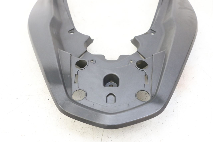 photo de JUNÇÃO DO CARENAGEM TRASEIRO HONDA PCX (JF57/JF64) 125 (2014 - 2018) - Detalhes característicos