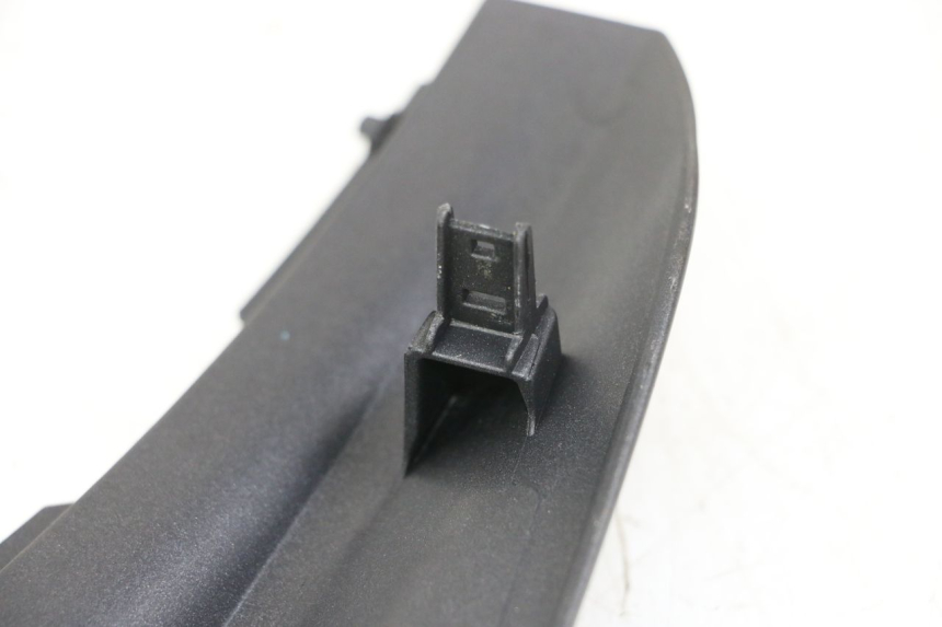 photo de JUNÇÃO DO CARENAGEM TRASEIRO HONDA PCX (JF57/JF64) 125 (2014 - 2018) - Zoom do estado de desgaste