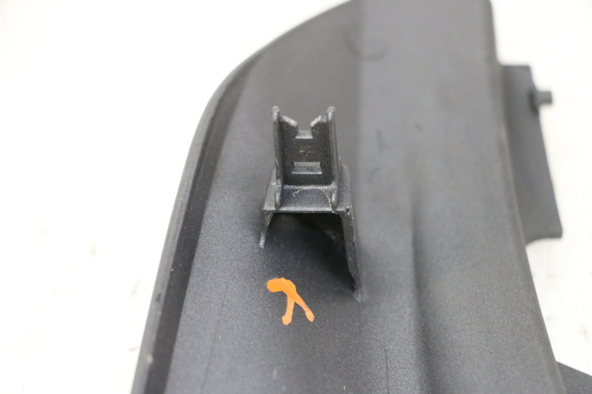 photo de JUNÇÃO DO CARENAGEM TRASEIRO HONDA PCX (JF57/JF64) 125 (2014 - 2018) - Outro ângulo de visão