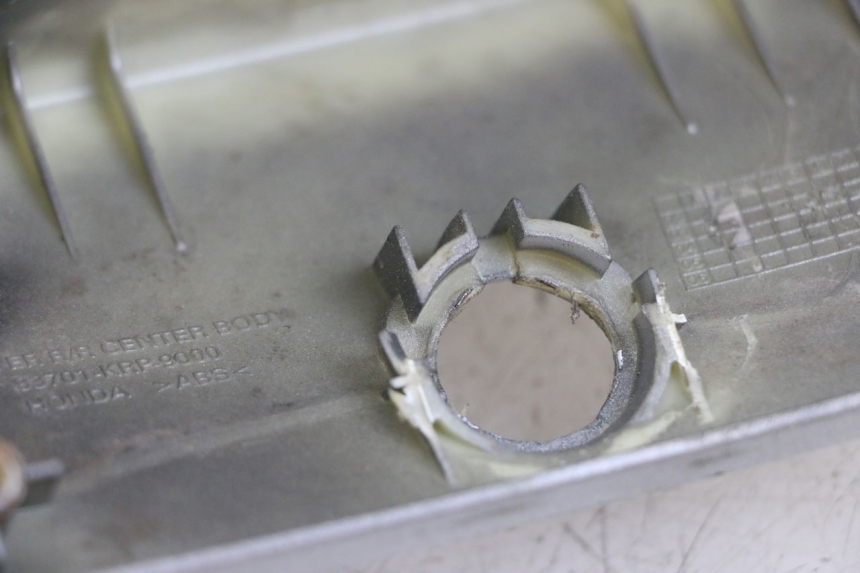 photo de JUNÇÃO DO CARENAGEM TRASEIRO HONDA SCV LEAD 100 (2003 - 2007) - Detalhe da peça