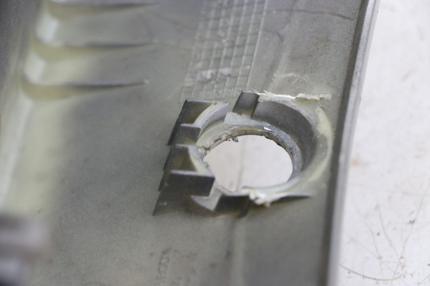 photo de JUNÇÃO DO CARENAGEM TRASEIRO HONDA SCV LEAD 100 (2003 - 2007) - Zoom do estado de desgaste