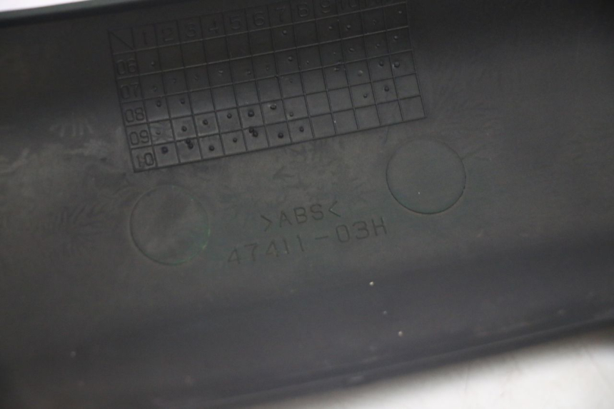 photo de JUNÇÃO DO CARENAGEM TRASEIRO INFERIOR SUZUKI BURGMAN 125 (2007 - 2014) - Ampliação dos componentes
