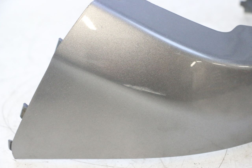photo de JUNÇÃO DO CARENAGEM TRASEIRO INFERIOR SUZUKI BURGMAN 125 (2007 - 2014) - Detalhes característicos