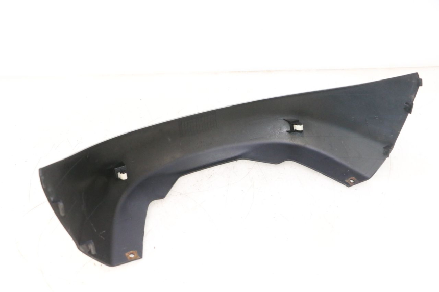 photo de JUNÇÃO DO CARENAGEM TRASEIRO INFERIOR SUZUKI BURGMAN 125 (2007 - 2014) - Detalhe da peça