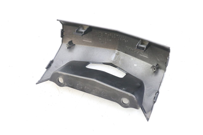 photo de JUNÇÃO DO CARENAGEM TRASEIRO INFERIOR KYMCO DINK 4T 50 (2007 - 2018) - Detalhe da peça