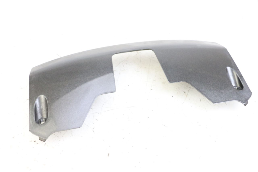 photo de JUNÇÃO DO CARENAGEM TRASEIRO INFERIOR HONDA FJS SILVER WING SILVERWING 400 (2005 - 2008) - Zoom do estado de desgaste