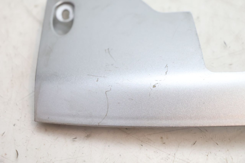 photo de JUNÇÃO DO CARENAGEM TRASEIRO INFERIOR HONDA FJS SILVER WING SILVERWING 400 (2005 - 2008) - Zoom do estado de desgaste