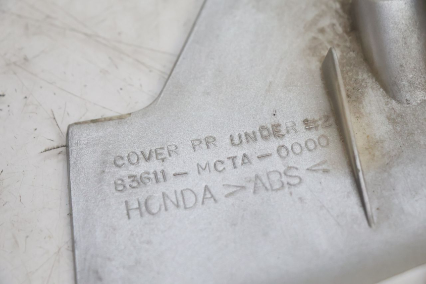 photo de JUNÇÃO DO CARENAGEM TRASEIRO INFERIOR HONDA FJS SILVER WING SILVERWING 400 (2005 - 2008) - Pontos de fixação