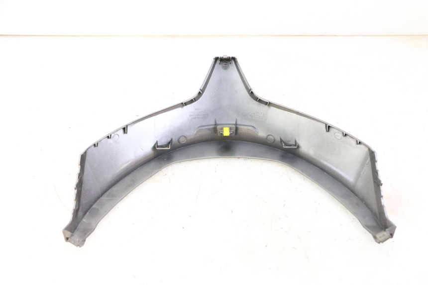photo de JUNÇÃO DO CARENAGEM TRASEIRO INFERIOR HONDA FORZA ABS 300 (2013 - 2017) - Ampliação técnica