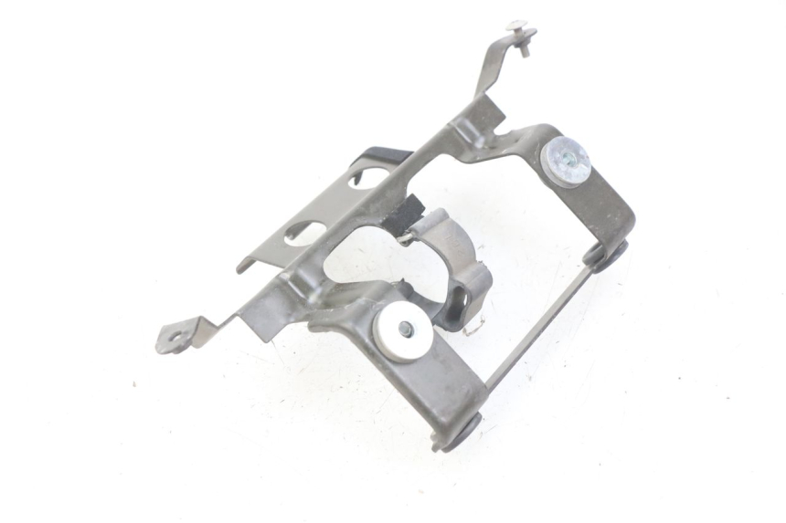 photo de JUNÇÃO DO CARENAGEM TRASEIRO INFERIOR YAMAHA FZS FAZER 600 (1998 - 2001) - Detalhe da peça