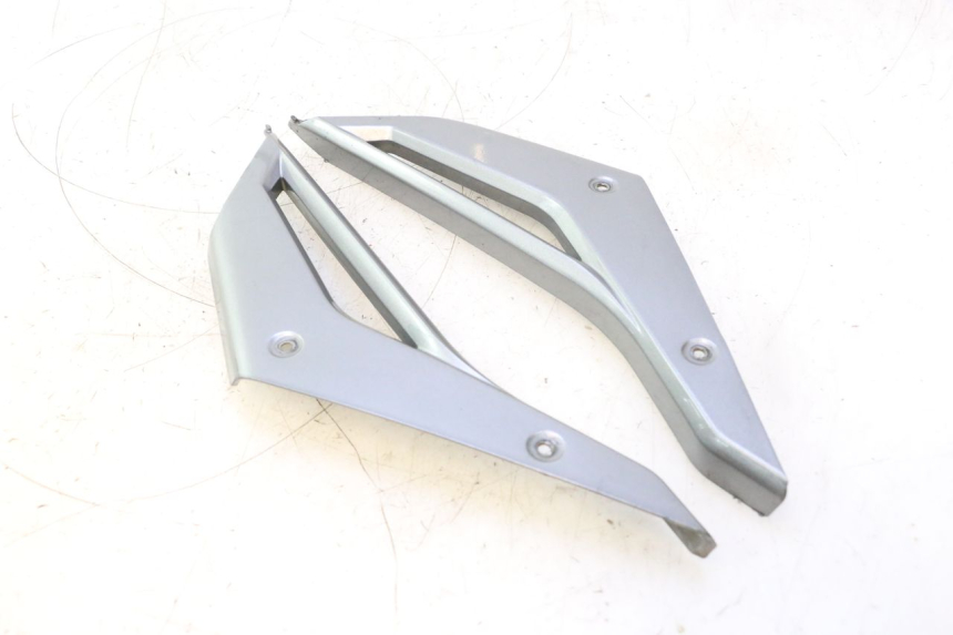 photo de JUNÇÃO DA CARROÇARIA TRASEIRA INFERIOR GILERA GP 800 (2007 - 2013) - Detalhe da peça