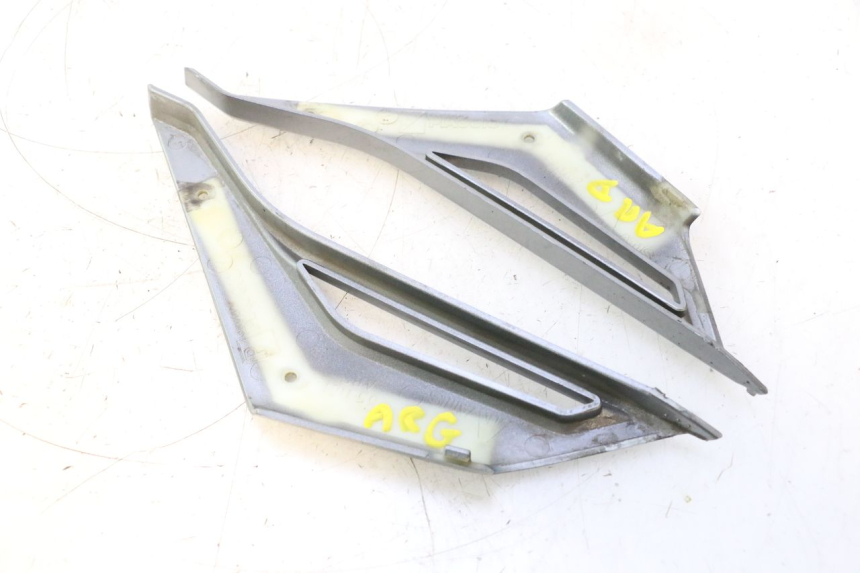 photo de JUNÇÃO DA CARROÇARIA TRASEIRA INFERIOR GILERA GP 800 (2007 - 2013) - Zoom do estado de desgaste