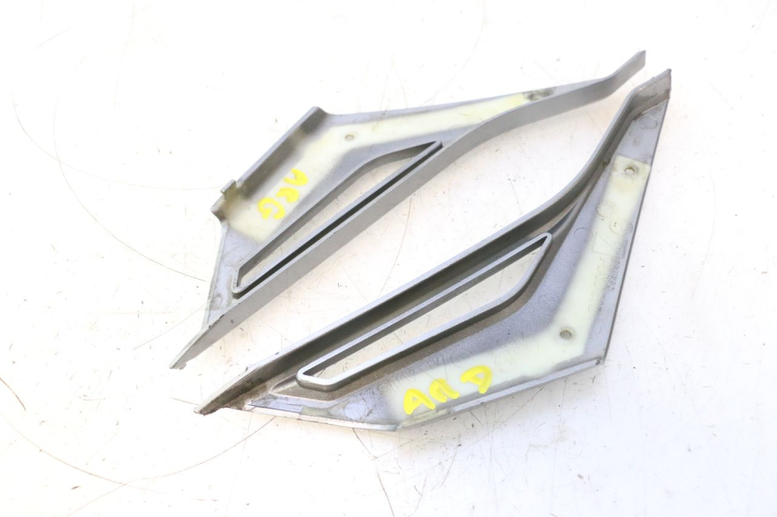 photo de JUNÇÃO DA CARROÇARIA TRASEIRA INFERIOR GILERA GP 800 (2007 - 2013) - Outro ângulo de visão