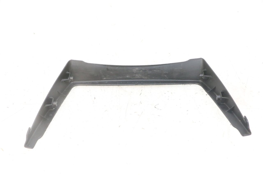 photo de JUNÇÃO DO CARENAGEM TRASEIRO INFERIOR SUZUKI GS GSE 500 (2001 - 2003) - Detalhe da peça