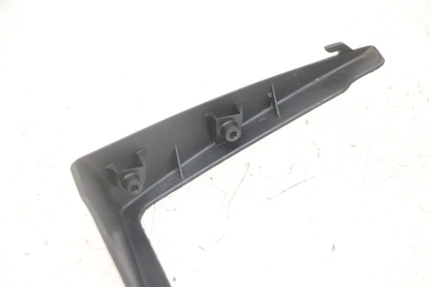 photo de JUNÇÃO DO CARENAGEM TRASEIRO INFERIOR SUZUKI GS GSE 500 (2001 - 2003) - Outro ângulo de visão