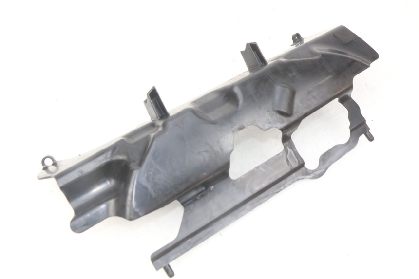 photo de JUNÇÃO DO CARENAGEM TRASEIRO INFERIOR SUZUKI GSX-R GSXR 750 (2011 - 2016) - Zoom do estado de desgaste