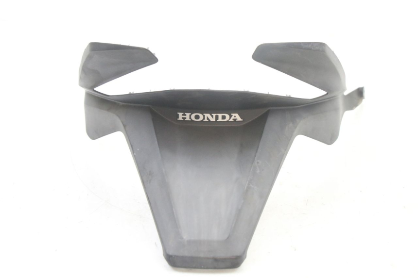 photo de JUNÇÃO DO CARENAGEM TRASEIRO INFERIOR HONDA FORZA 125 (2021 - 2025) - Zoom do estado de desgaste