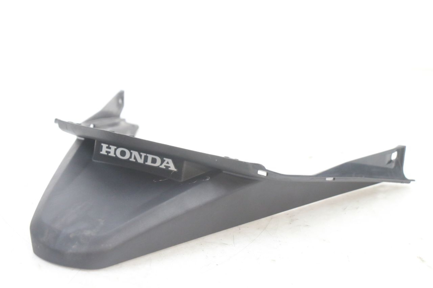 photo de JUNÇÃO DO CARENAGEM TRASEIRO INFERIOR HONDA PCX (JF57/JF64) 125 (2014 - 2018) - Detalhe da peça