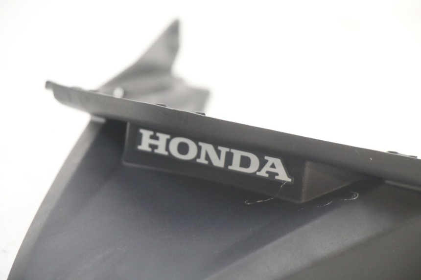 photo de JUNÇÃO DO CARENAGEM TRASEIRO INFERIOR HONDA PCX (JF57/JF64) 125 (2014 - 2018) - Zoom do estado de desgaste