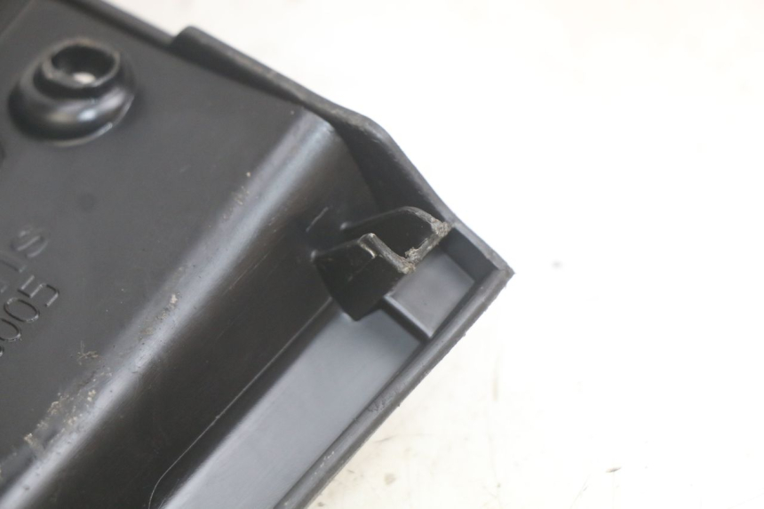 photo de JUNÇÃO DO CARENAGEM TRASEIRO INFERIOR PIAGGIO MP3 LT 400 (2007 - 2012) - Detalhe da peça