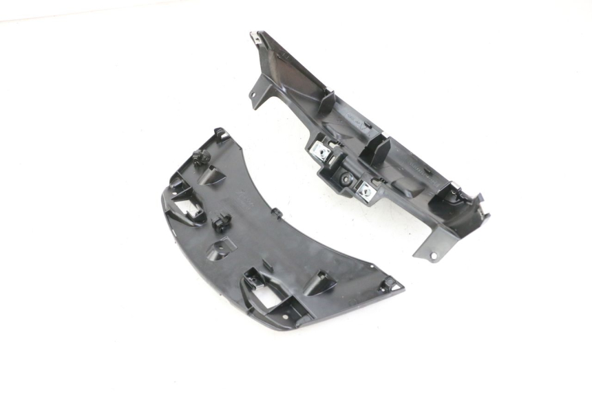 photo de JUNÇÃO DO CARENAGEM TRASEIRO INFERIOR PIAGGIO MP3 500 (2014 - 2017) - Pontos de fixação